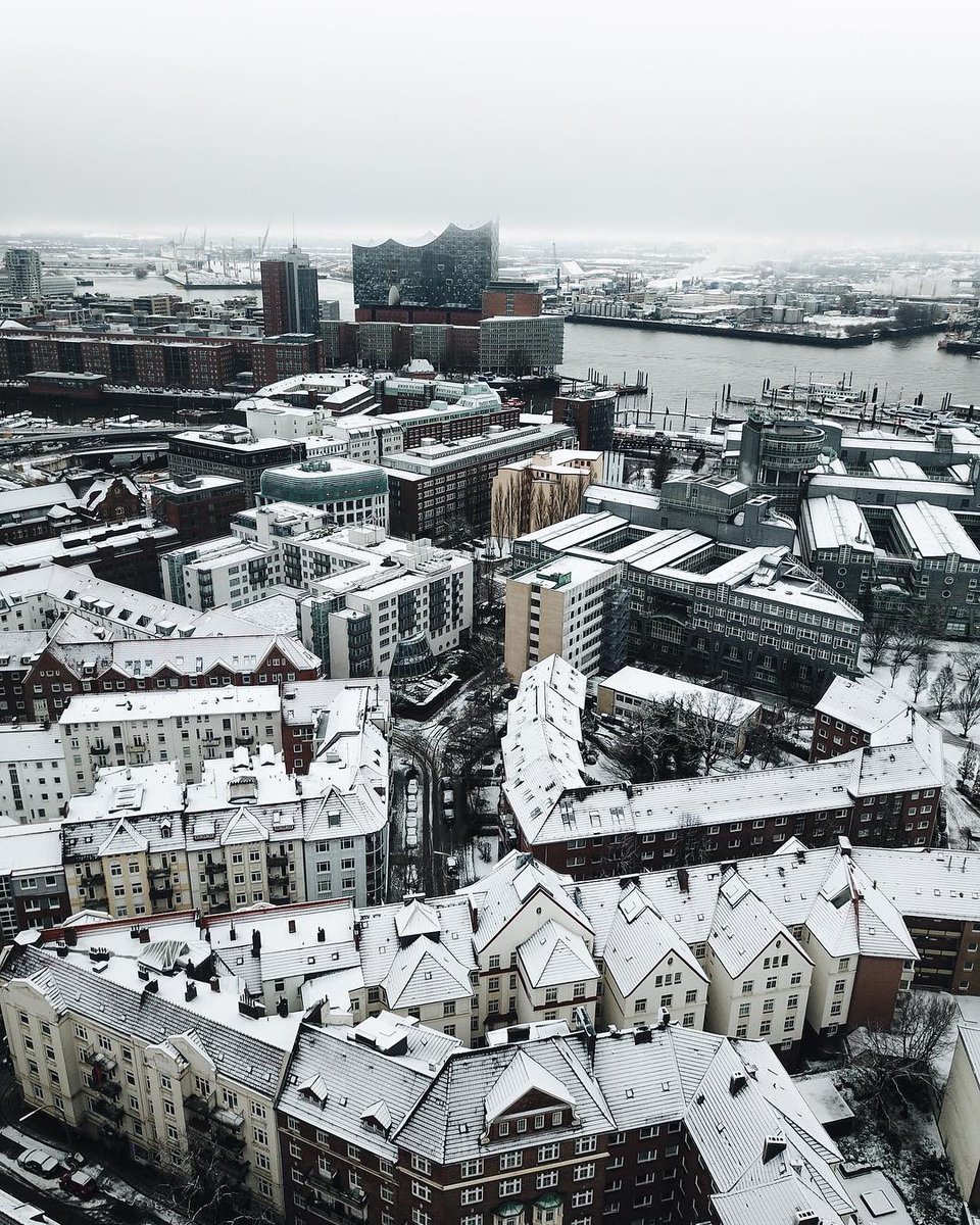 hansegang's tweet photo. Weißer Zauber in #Hamburg! Hier die Aussicht vom #Michel auf die @elbphilharmonie. ❄️

#elbphilharmonie #snow
@hamburg_de @mein_hamburg @BilderHamburg @GermanyTourism @CultureTrip https://t.co/lNEHRVJuuJ