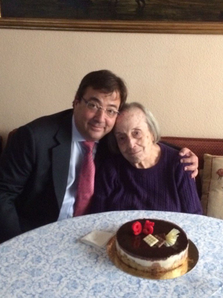 CopeExtremadura's tweet photo. Desde COPE lamentamos el fallecimiento de doña María Lourdes Vara Mira, madre del pte de la Junta, Guillermo Fdez Vara. Falleció anoche en Madrid a los 96 años. Descanse en paz (📸@GFVara ) @cope_es https://t.co/S2oXG50eDu