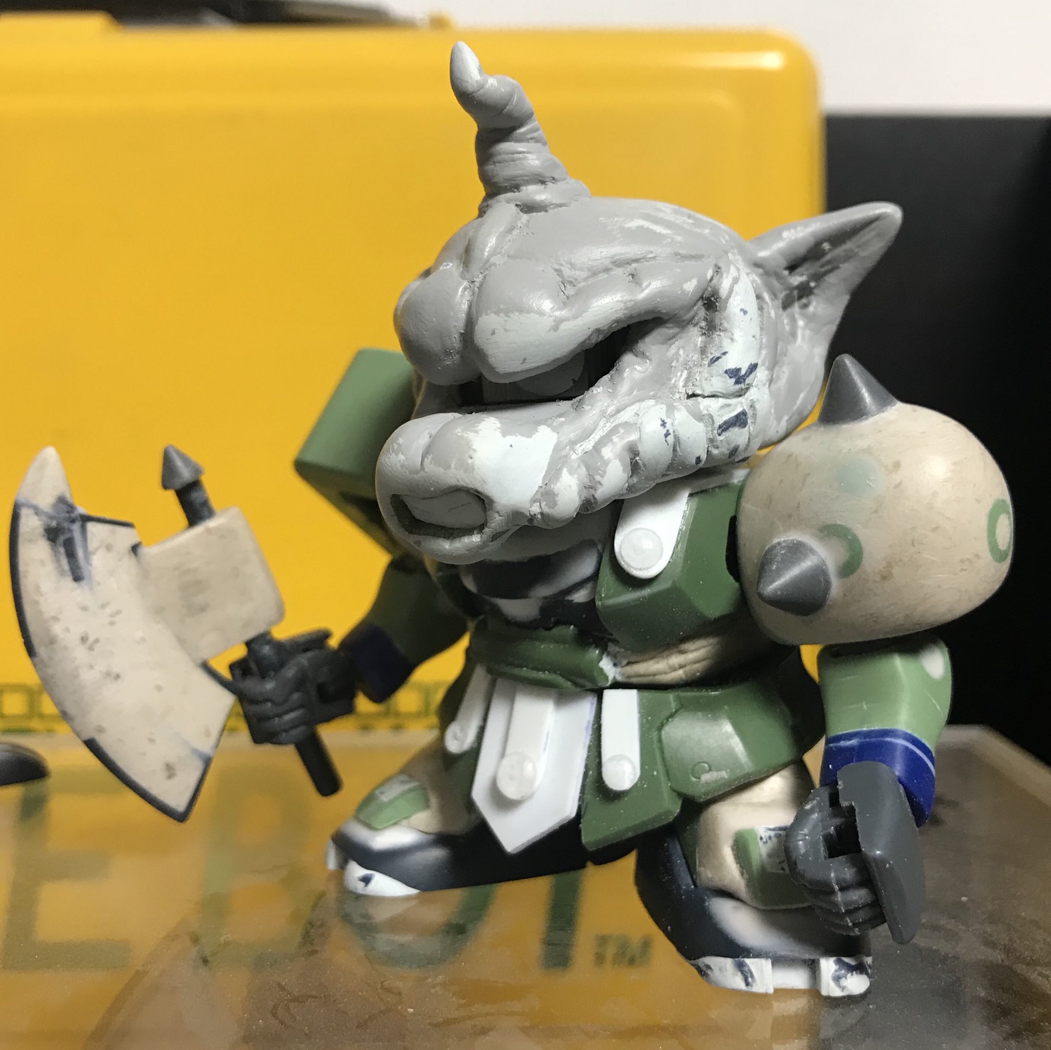 白川周作 Sdザク改造ゴブリンザク 横井画伯のイラストだとゴブリンらしく腕が長め 戦士ザクの長さと明らかに違う 同じザクモチーフながら細かな描き分けで大きく印象を変えているのですね 凄い なのでそれを再現すべく旧ザク前腕 秋葉原工作室 さん