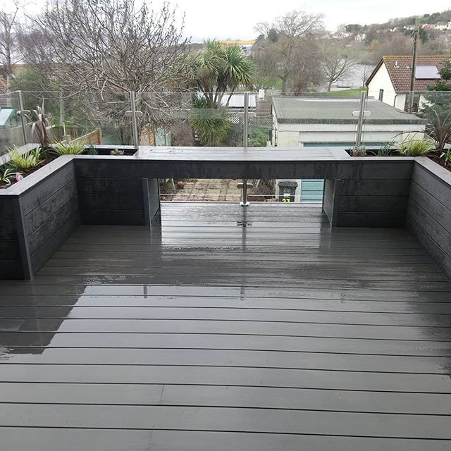 GrowLandscaping's tweet photo. This #ecodeck is all planted up and ready to #grow #tektimber #glassballustrade #contemporary #landscaping #landscapedesign #portishead #bristol https://t.co/0rBGdfyn82 https://t.co/9KKskySRxi