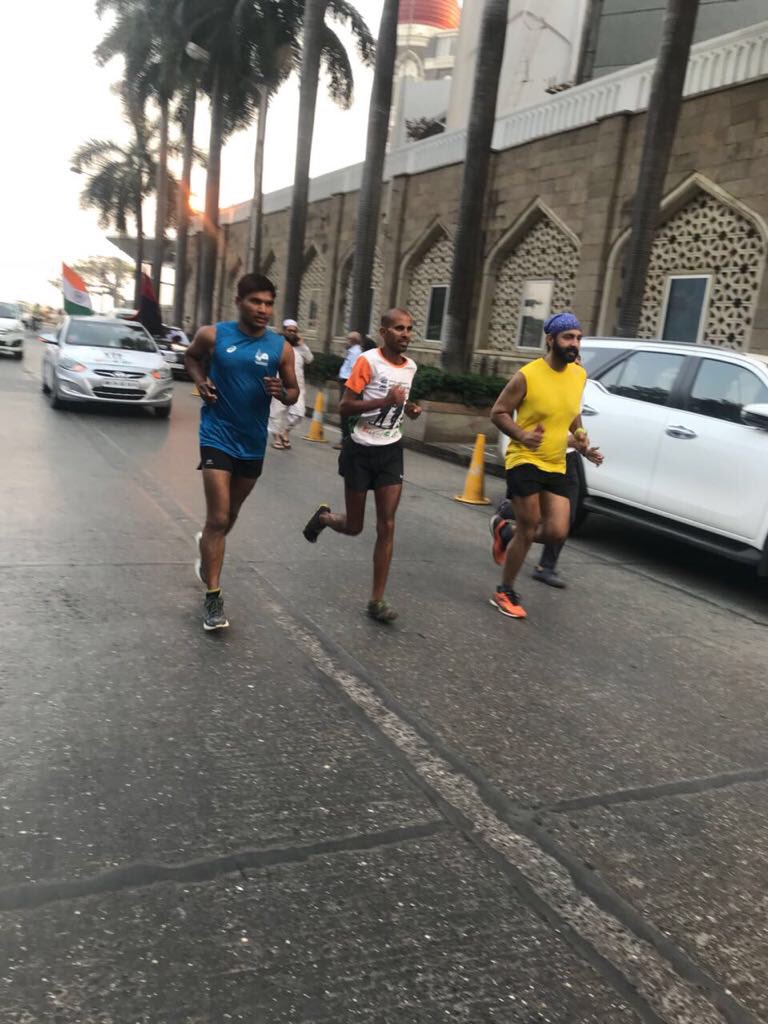 BharatKeVeer's tweet photo. Ultra Marathon Runner Samir Singh is on a nation wide awareness campaign for #BharatKeVeer . On Monday he reached Mumbai after covering 3500 kms since December 01, 2017. He also met noted actor @akshaykumar who lauded his efforts. More power to Samir Singh! https://t.co/24w9U3po9D