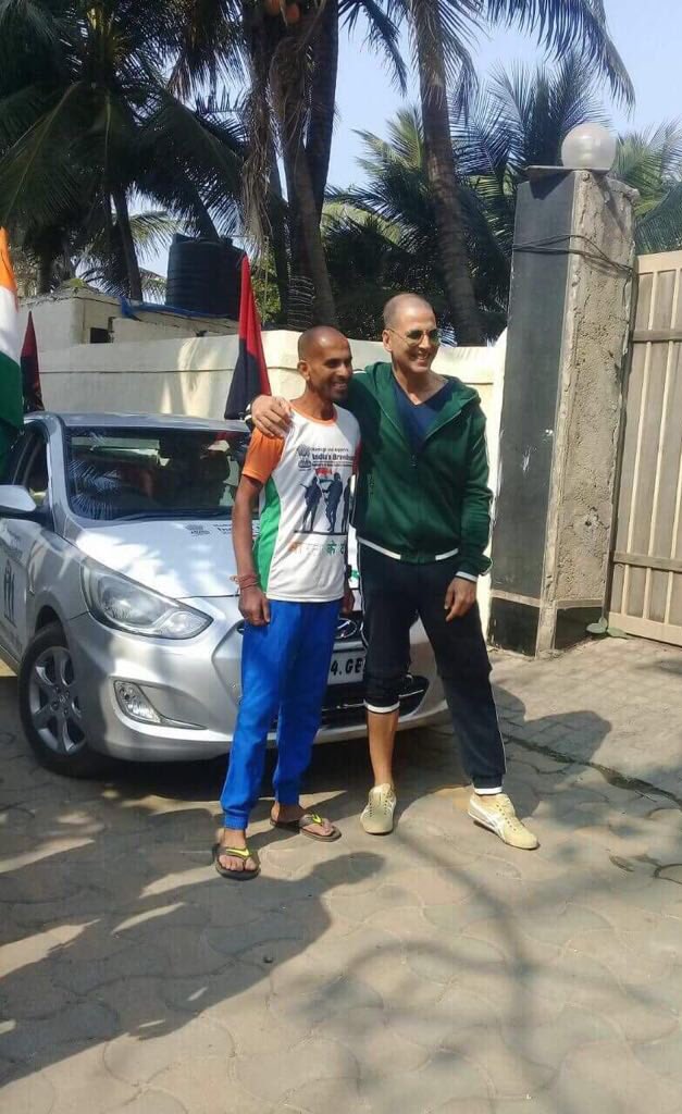 Ultra Marathon Runner Samir Singh is on a nation wide awareness campaign for #BharatKeVeer . On Monday he reached Mumbai after covering 3500 kms since December 01, 2017. He also met noted actor <a href="/akshaykumar/">Akshay Kumar</a> who lauded his efforts. More power to Samir Singh!