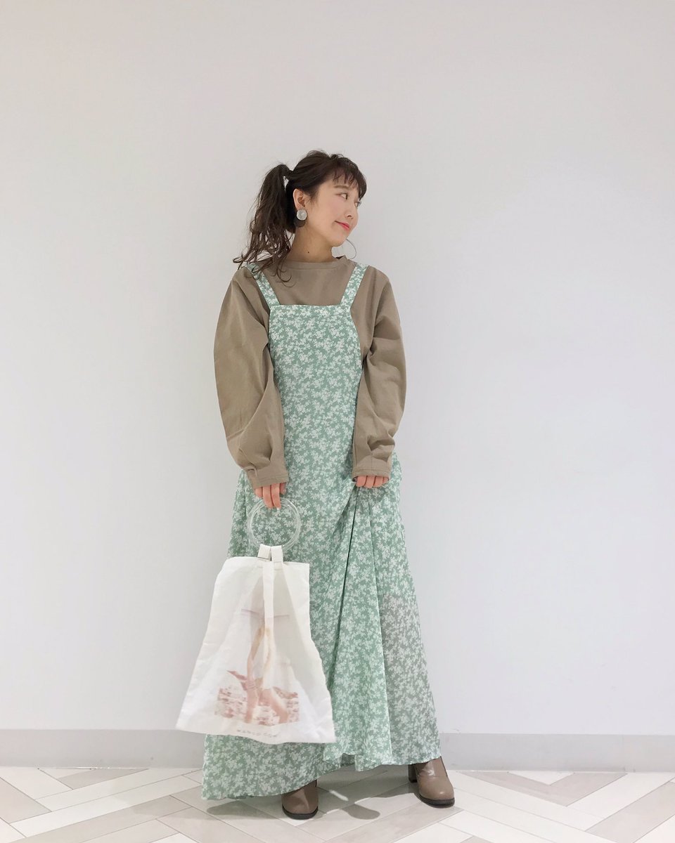 Kastane Item エプロンワンピース 7500 カラーはネイビー グリーンの 2色です