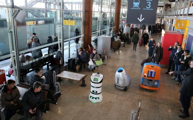Diya_One's tweet image. &quot;Diya One, qui semble tout droit échappé du tournage de Star Wars, est un robot purificateur d&apos;air.&quot; 🚀

🚄 La gare TGV d&apos;Aix devient le laboratoire de la #SNCF laprovence.com/article/societ…

@ConnectGares @thecampProvence #Aixploration @LaFrenchFab