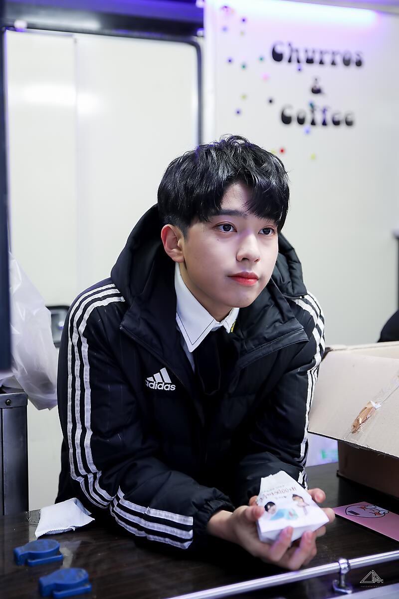 잘생긴남돌봇 tweet media