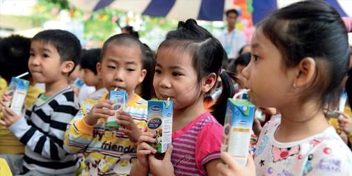 TiRiciclo's tweet photo. Tetra Pak supporta circa 300.000 bambini in Vietnam con un programma di #alimentazione nelle scuole. 
Scopri come: https://t.co/P5BUPzz1hV https://t.co/fKh6ichUEo
