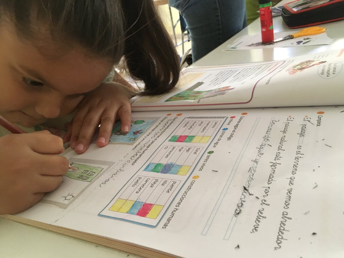 gitanos_org_CYL's tweet photo. En #FSGSalamanca seguimos trabajando con los más pequeños/as en la Educoteca gracias a @FundlaCaixa . Un espacio donde reciben ayuda con sus tareas, aprenden a estudiar, e intentamos que mejoren su trayectoria escolar, sin olvidarnos de jugar y divertirnos, ¡claro! https://t.co/agYOdlXwt2