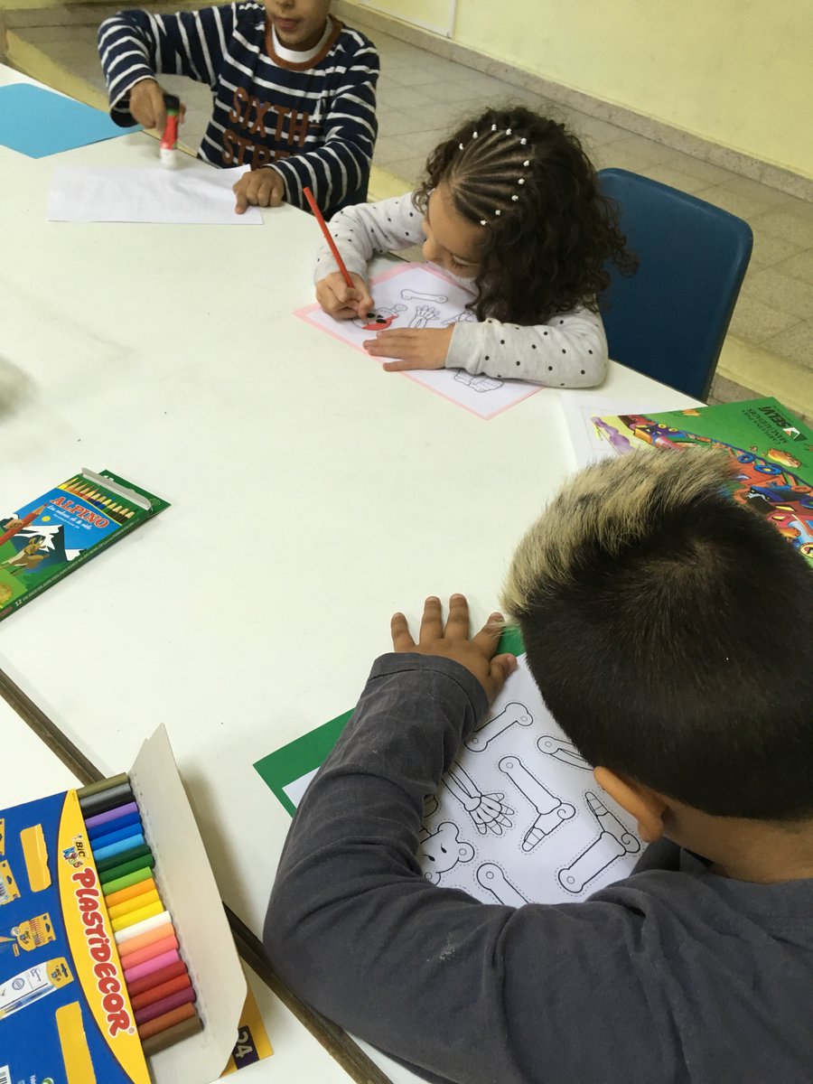 gitanos_org_CYL's tweet photo. En #FSGSalamanca seguimos trabajando con los más pequeños/as en la Educoteca gracias a @FundlaCaixa . Un espacio donde reciben ayuda con sus tareas, aprenden a estudiar, e intentamos que mejoren su trayectoria escolar, sin olvidarnos de jugar y divertirnos, ¡claro! https://t.co/agYOdlXwt2