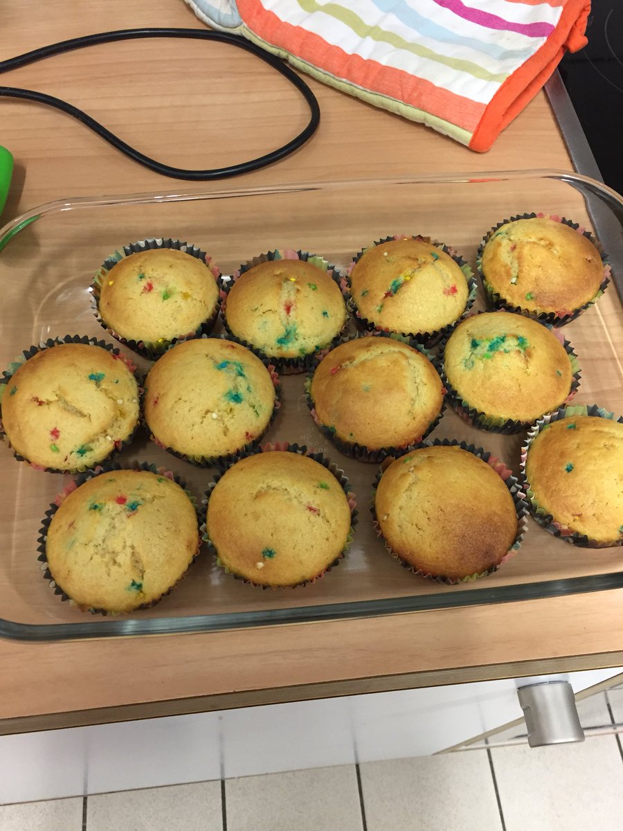 MrsDuublu's tweet photo. First tweet for 2018! Today we made birthday cupcakes for Dec Jan ! #mrsduublusk2 #islk2 https://t.co/snNZFcqWir