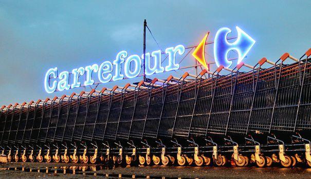 celineledreff's tweet photo. Suppressions d'emplois chez #Carrefour: les hypermarchés dans la tourmente face à la concurrence des géants du Web https://t.co/rCCawShirw  https://t.co/xAO0jBZxbX https://t.co/fZEaJksdK6