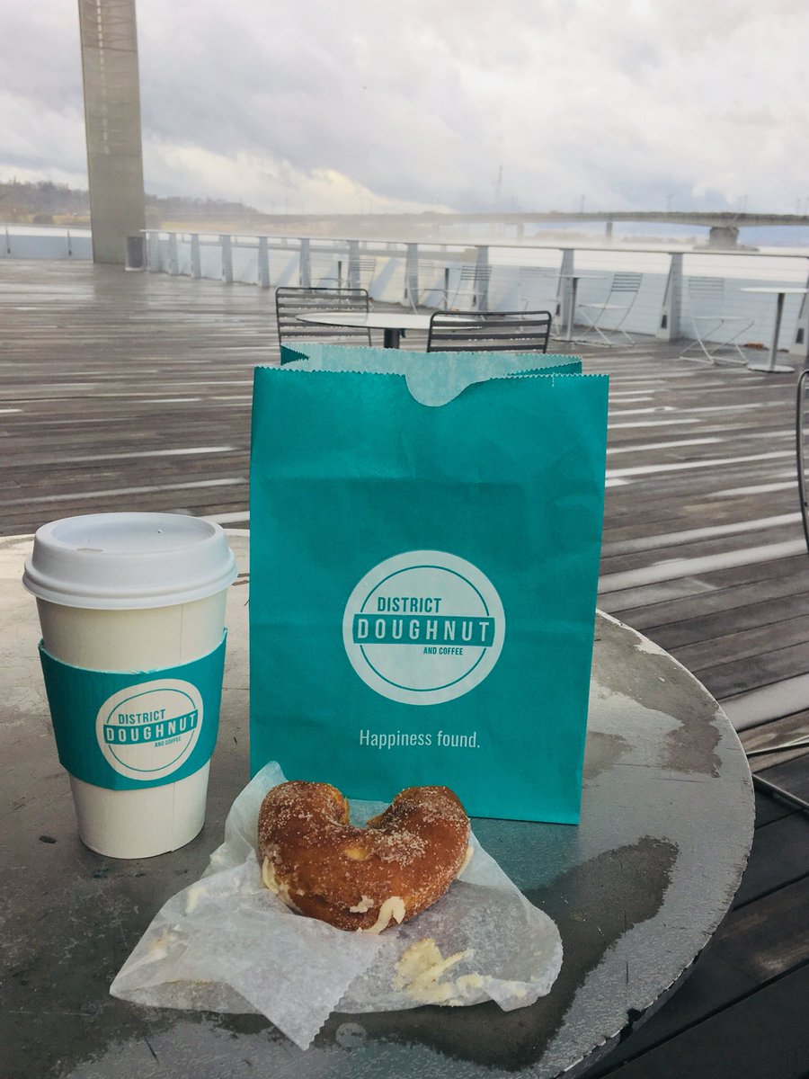 Starting your day out with coffee and doughnuts in the park is always a good idea 👍🏻🍩