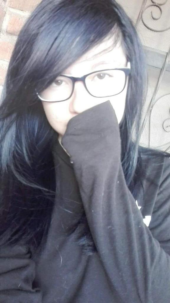 nicoleriverapi1's tweet photo. Demasiado blanca ;-; https://t.co/TPlTdFJAQ6