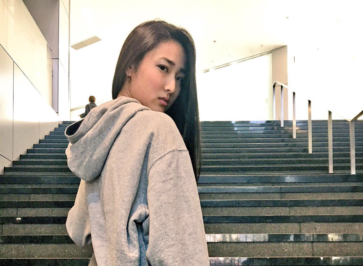 ur_hosei's tweet photo. 【発売終了まであと9日‼️】

法政大学とUrban Researchのコラボパーカー、
 1月末までの限定販売なんじゃ❗️

 文学部1年の鈴木莉乃さんが着用したパーカーは下記のURLから！
👉https://t.co/jKuToMn4Gg

今しか手に入らない限定アイテム、
早めにチェックして欲しいんじゃ！

#春から法政 https://t.co/WmzQEk7NRK