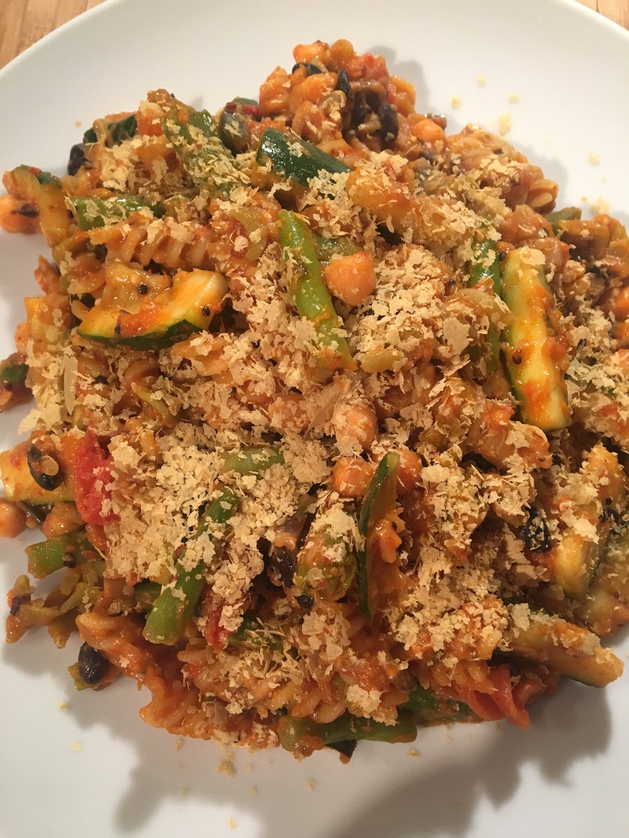 TRIplantbased's tweet photo. Easy #lunch today 🍲 #glutenfree pasta, loads of #veggies mixed beans, chick peas with a tomato and red pepper sauce 😋 topped with a little #nutritionalyeast ✌️💚🌱
#triplantbased #plantbasedfood #veganfood #plantbased #vegansofig #vegan #glutenfree #healthyfood #cleaneating https://t.co/rfWOXJQ9eT
