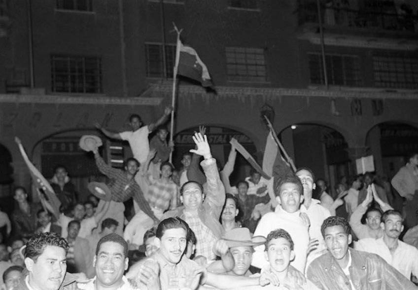 JuanMMatheus's tweet photo. El 23 de enero de 1958 Marcos Pérez Jiménez huyó del país y se inició el capítulo más esperanzador de nuestra historia republicana. Después de una década de régimen militar inauguramos un sistema democrático que durante años fue referencia de estabilidad y progreso https://t.co/BDBqecckjj