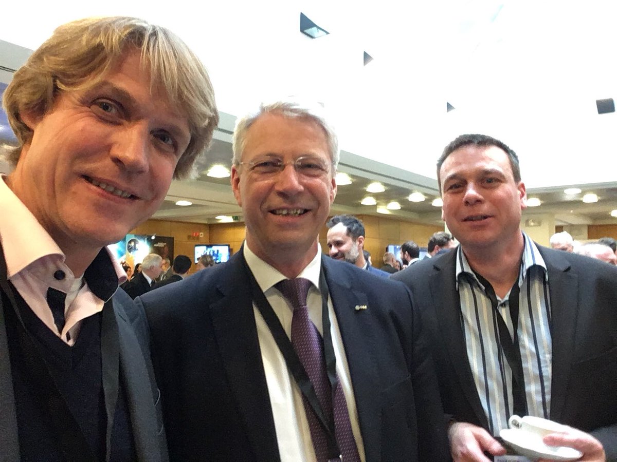 dietrichklein's tweet image. Speaking with Astronaut Thomas Reiter at @BBESpaceConf about Interagency Coordination and the crucial role of the IT industry and @DellTech for the EU space domain. Very inspiring conversations together with my @DellEMC_DE colleague Pascal Scheib. Also including VR Space Walk!