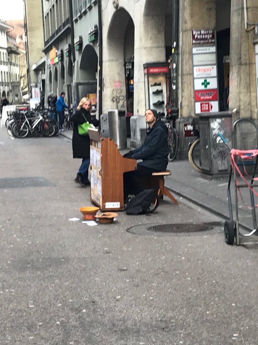 squirrel_tweet's tweet photo. Ein nicht so praktisches Instrument für ein Strassenmusikant. Da hab ich auch mal mal einen Batzen gegeben https://t.co/LICihct6F5