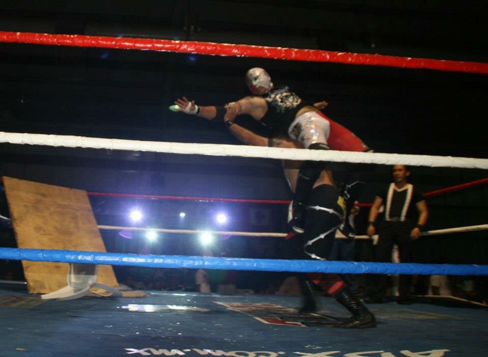rayodeplata_mex's tweet photo. Súper Mega vs Rayo de Plata
#LuchaExtrema
#Cristo https://t.co/BAi1OlWSf8