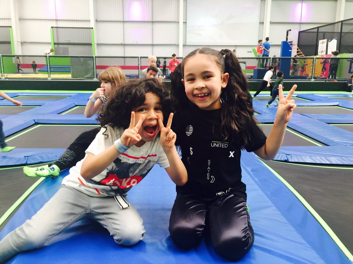 blogkidz's tweet photo. 😃watch Zia &amp; Zayn taking on the Rope ladder &amp; Battle beam challenge 💪🏻@Jumpin_Enfield #trampoline #kids #fun 👉🏻https://t.co/L1xv8WC4cg https://t.co/vgMhhZ9WuE