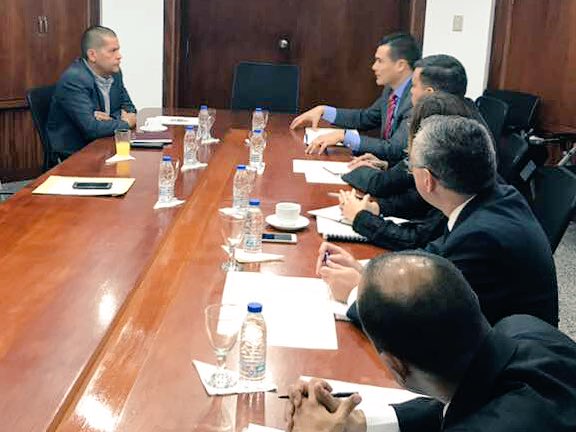 A este momento, sostenemos una reunión con el presidente de la Superintendencia de las Instituciones del Sector Bancario (SUDEBAN) para tratar varios temas como el efectivo, puntos de ventas, atención especial a los abuelos y la creación de una oficina de SUDEBAN en el Zulia.