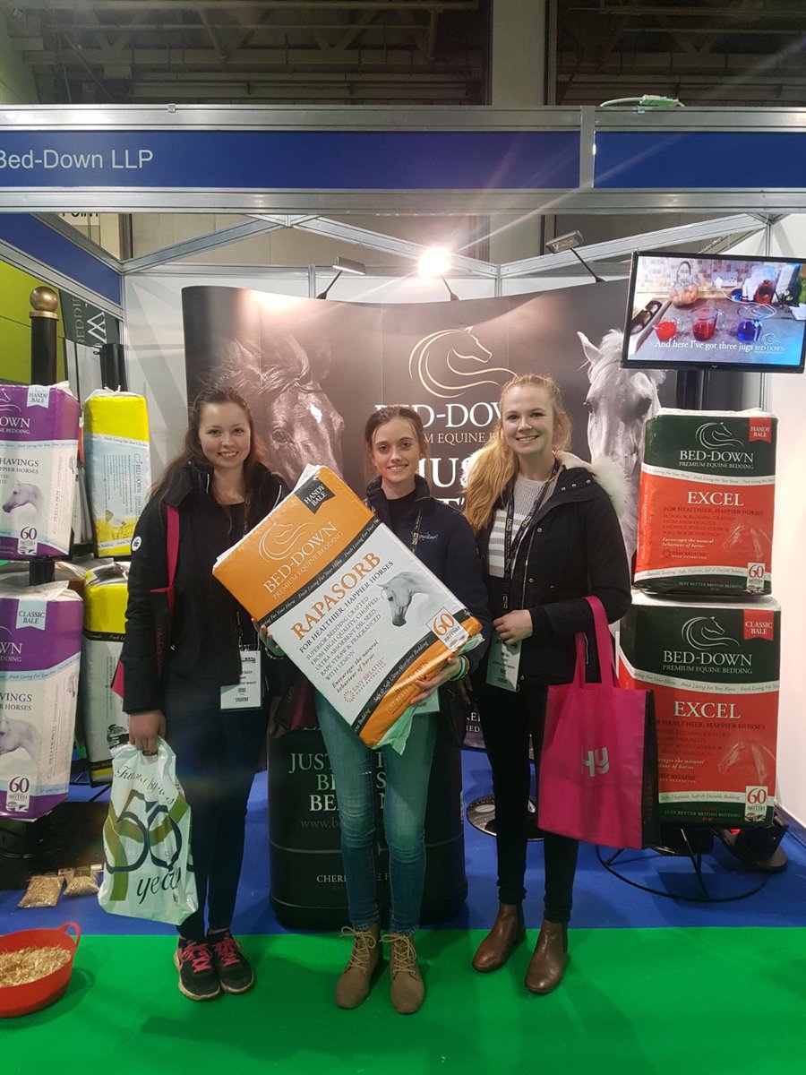 beddownbedding's tweet photo. A lovely #HandyBaleHug from Libby & friends at #BETAInt18 #saveyourback #247equestrian https://t.co/qJdiyykt8e