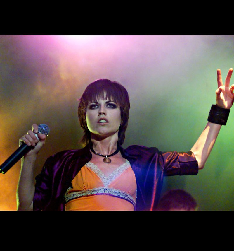ImeldaOfficial's tweet photo. Farewell @doloriordan our fiercely talented Queen of Limerick. She was an inspirational, trailblazing Mna an hEireann . My heartfelt condolences to her family, friends and @The_Cranberries . #restinpeace https://t.co/M9AJNwIzLY