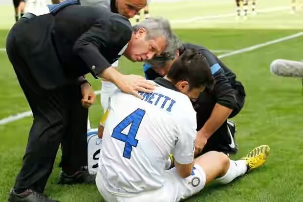 April 2013 - Captain Zanetti suffered a major injury in a game against Palermo was ruled out for six months. At that point Interisti accepted that the season was over. Inter players had been injured 47 times but doctor Combi was still on our pay roll