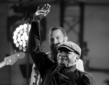 ItsPaulMaila's tweet photo. 🎶...Tshwanelo ke hore le dumele,
Le haeba le sa kgotsofala...🎶
- Bra Hugh Masekela (🎵Mmamoriri)
#RIPBraHugh #RipBraHughMasekela #RIPBra https://t.co/Byr61uF1iz