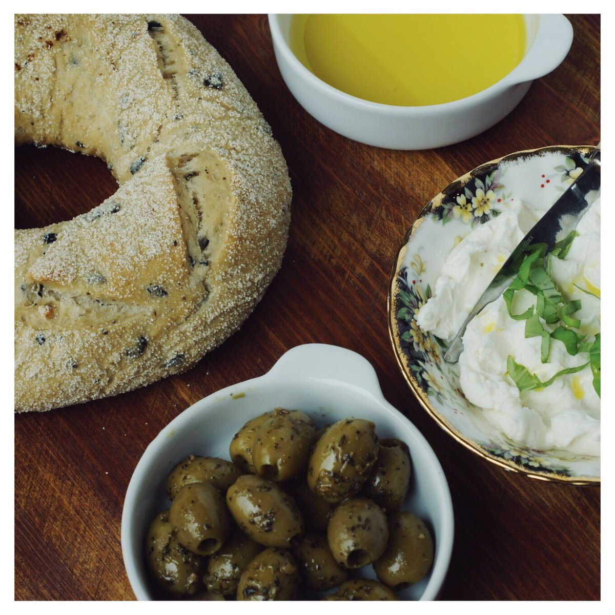 Lekker variëren met zuurdesembrood - OLIJF met romige feta #zuurdesembrood #bakeityourself #broodblog