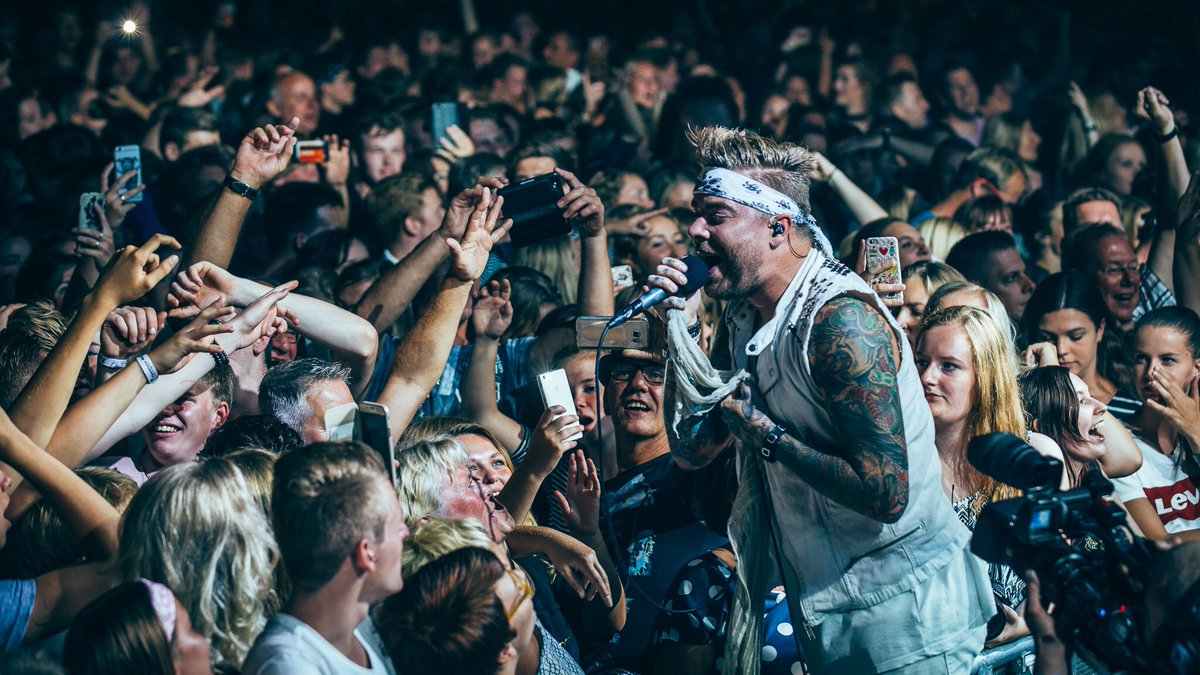 We flitsen door de week heen met goede berichten: onze show vrijdag in Metropool Hengelo is al een tijdje uitverkocht maar ook voor Aemstie Alive op zaterdag is geen kaart meer over! Dit wordt weer een gevalletje keihard gassen op die linkerbaan! 🏎️💨
Foto: @NathanReinds