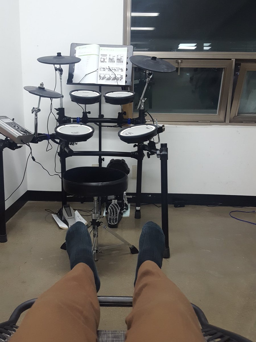 lgooo's tweet photo. 컵라면은 먹었고. 소화만 되면 집에 가야지 점심먹고 쉬라고 사 둔 의자인데 내가 제일 많이 눕는 듯 https://t.co/Z1XKmWkvvz