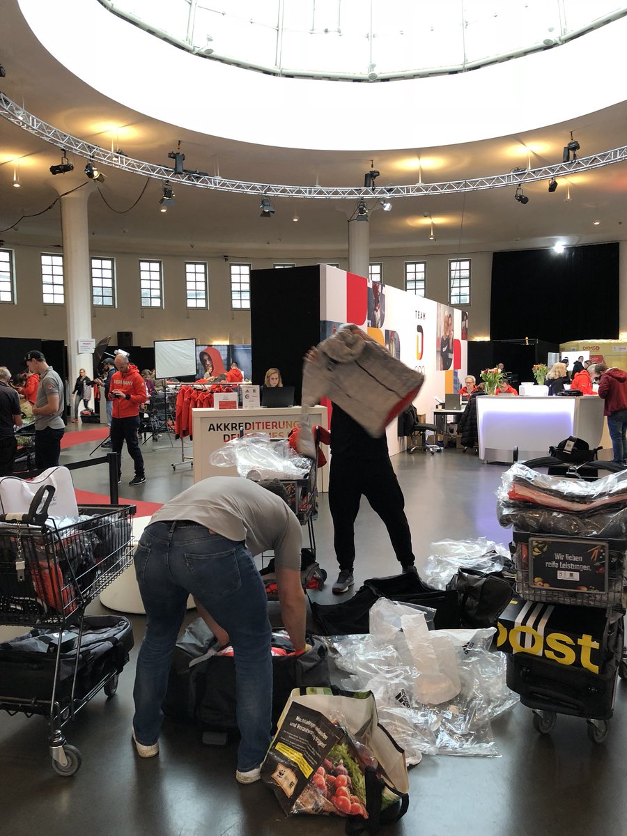 Gestern war große Olympiaeinkleidung, die Klamotten sind einfach der absolute Oberhammer!!! Ich freue mich so auf die große Reise! Am 3.2. geht der Flieger, <a href="/paulberg_sbx/">Paul Berg</a> kommt dann am 7. 😍 #roadtopyeongchang #wirfuerd #TeamDeutschland