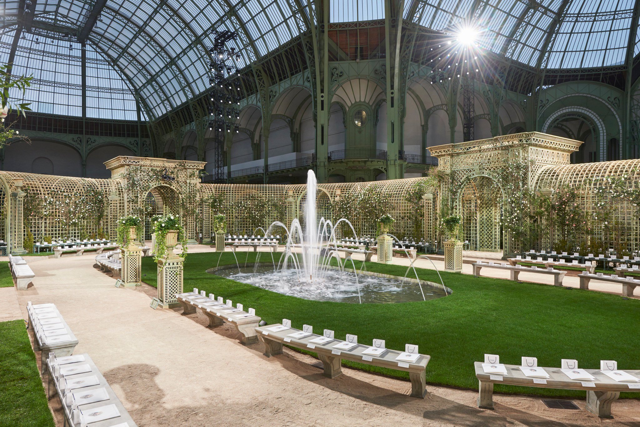 CHANEL on X: The decor imagined by Karl Lagerfeld for the Spring-Summer  2018 #CHANELHauteCouture show in Paris, evokes French formal gardens.   / X