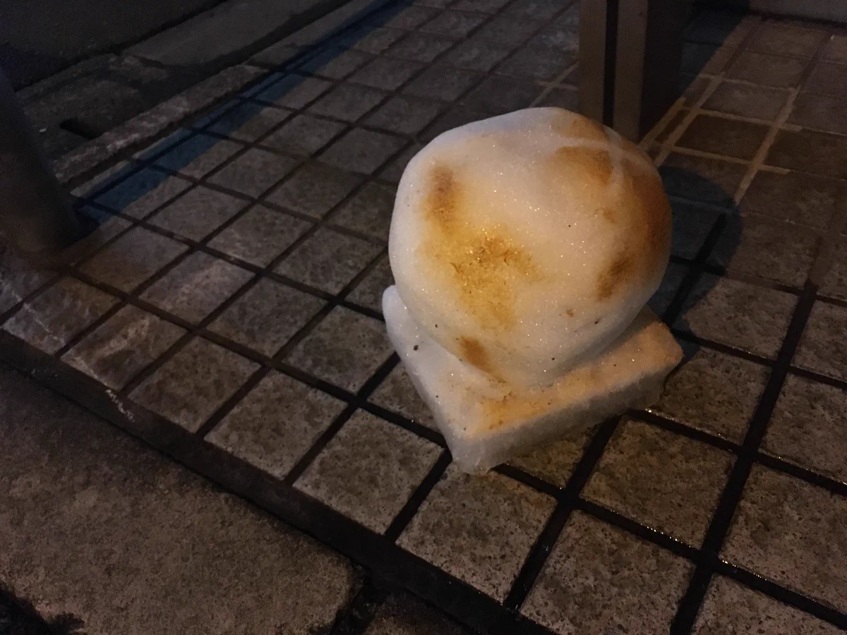 焼き色がいい味出してる！雪で作った焼き餅がこれｗｗｗ