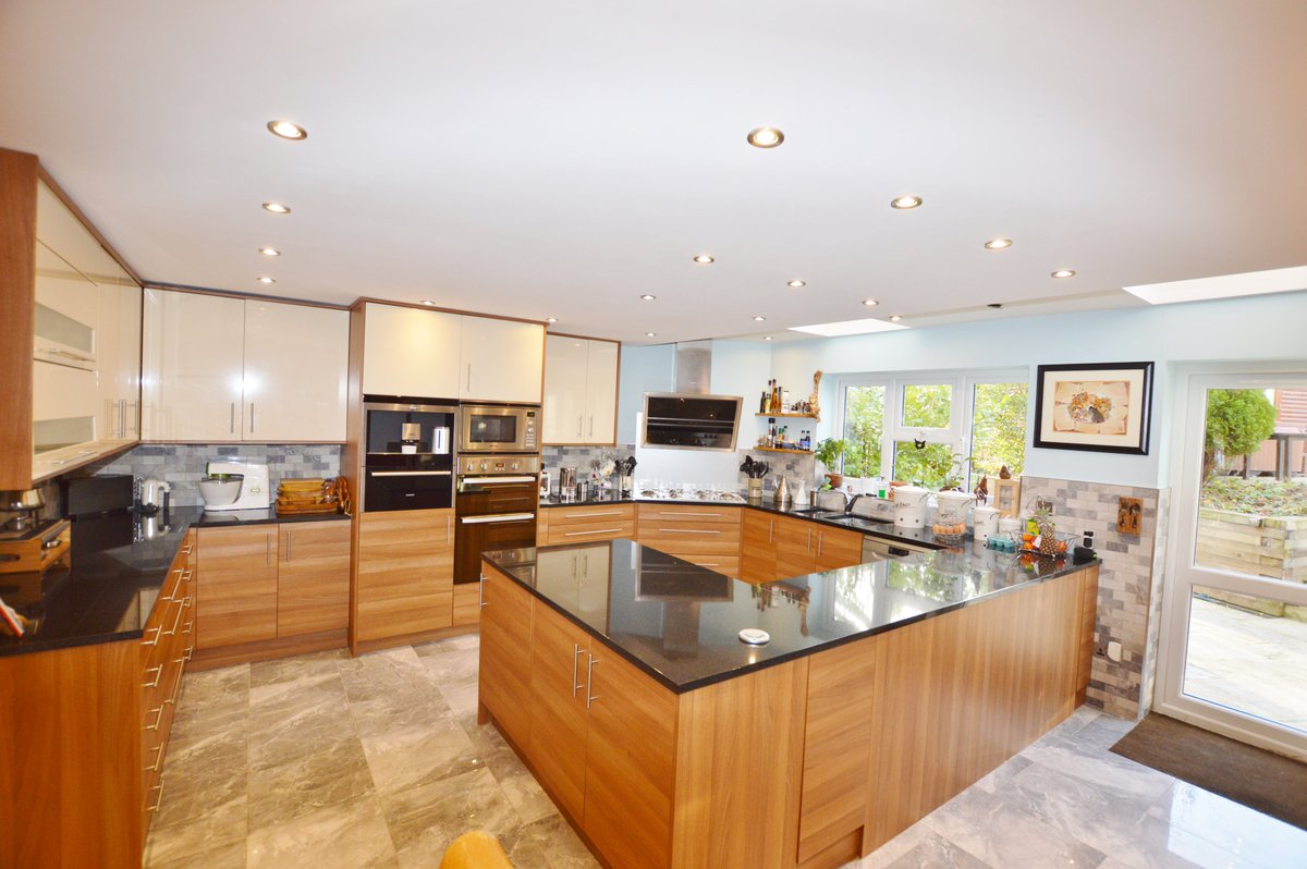 HuntersPlaistow's tweet photo. This unique detached family house has been extended throughout. Positioned on a plot approaching half an acre, The property is truly stunning and we highly recommend an early viewing.https://t.co/iP0tesTdwD https://t.co/8fqAU2VGyC