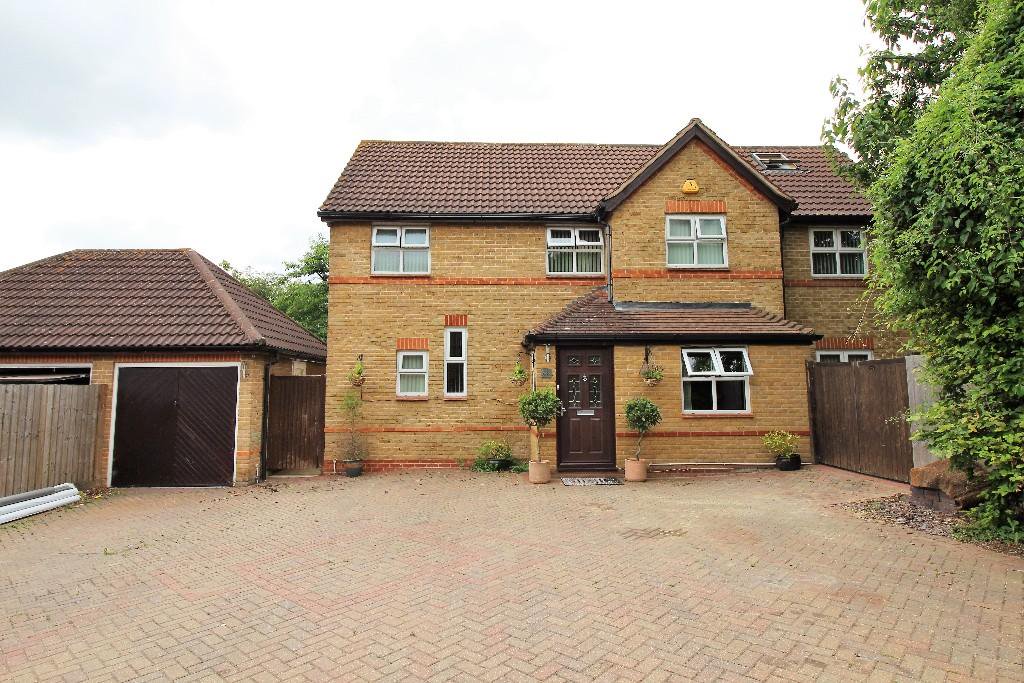 HuntersPlaistow's tweet photo. This unique detached family house has been extended throughout. Positioned on a plot approaching half an acre, The property is truly stunning and we highly recommend an early viewing.https://t.co/iP0tesTdwD https://t.co/8fqAU2VGyC