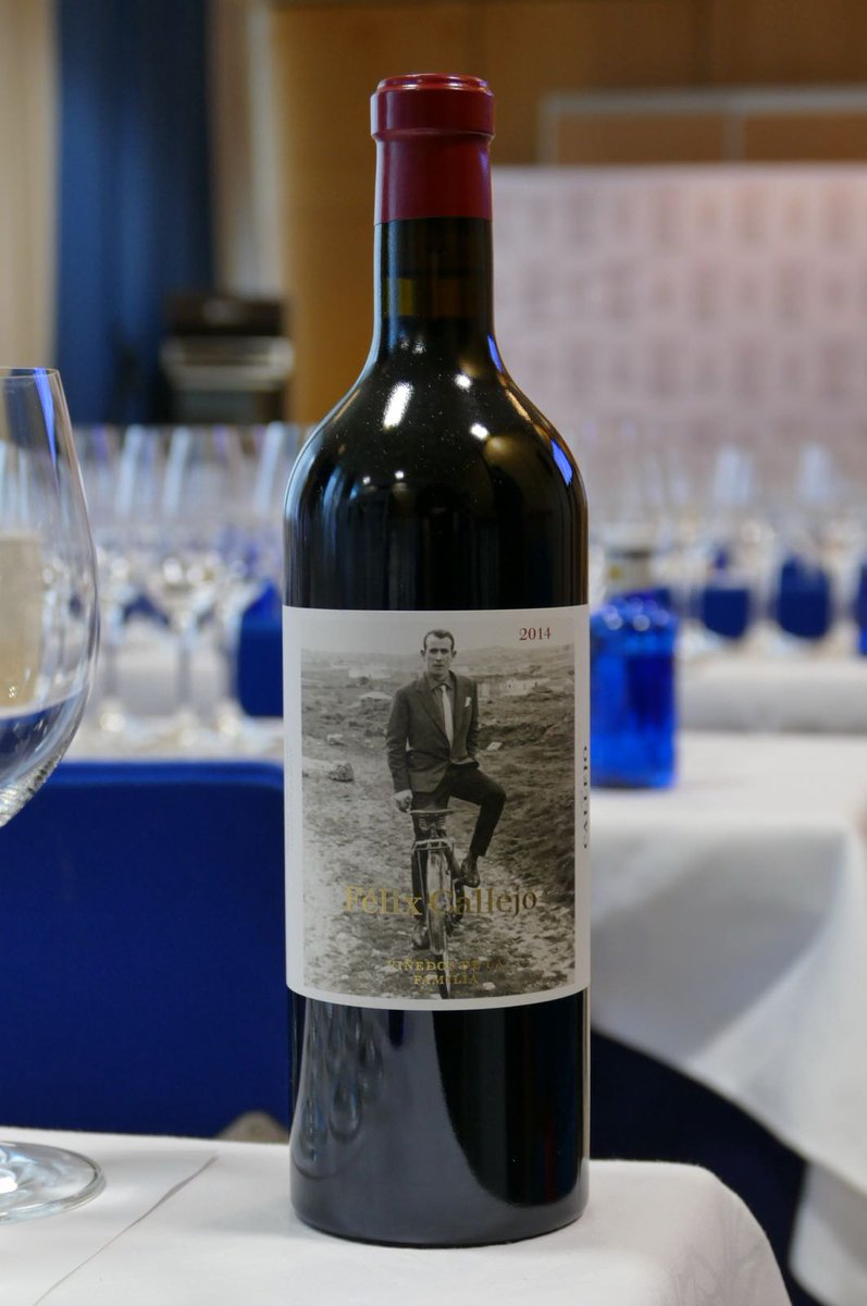 🍷🍷🍷🍷🍷Seguimos con este <a href="/bodegasfcallejo/">bodegas callejo</a> Viñedos de la Familia.

Es un vino elaborado de una pequeña selección de viñedos que pertenecieron ya al abuelo de la familia. Un vino tremendamente intenso, muy especiado en nariz que respeta la fruta, los orígenes.