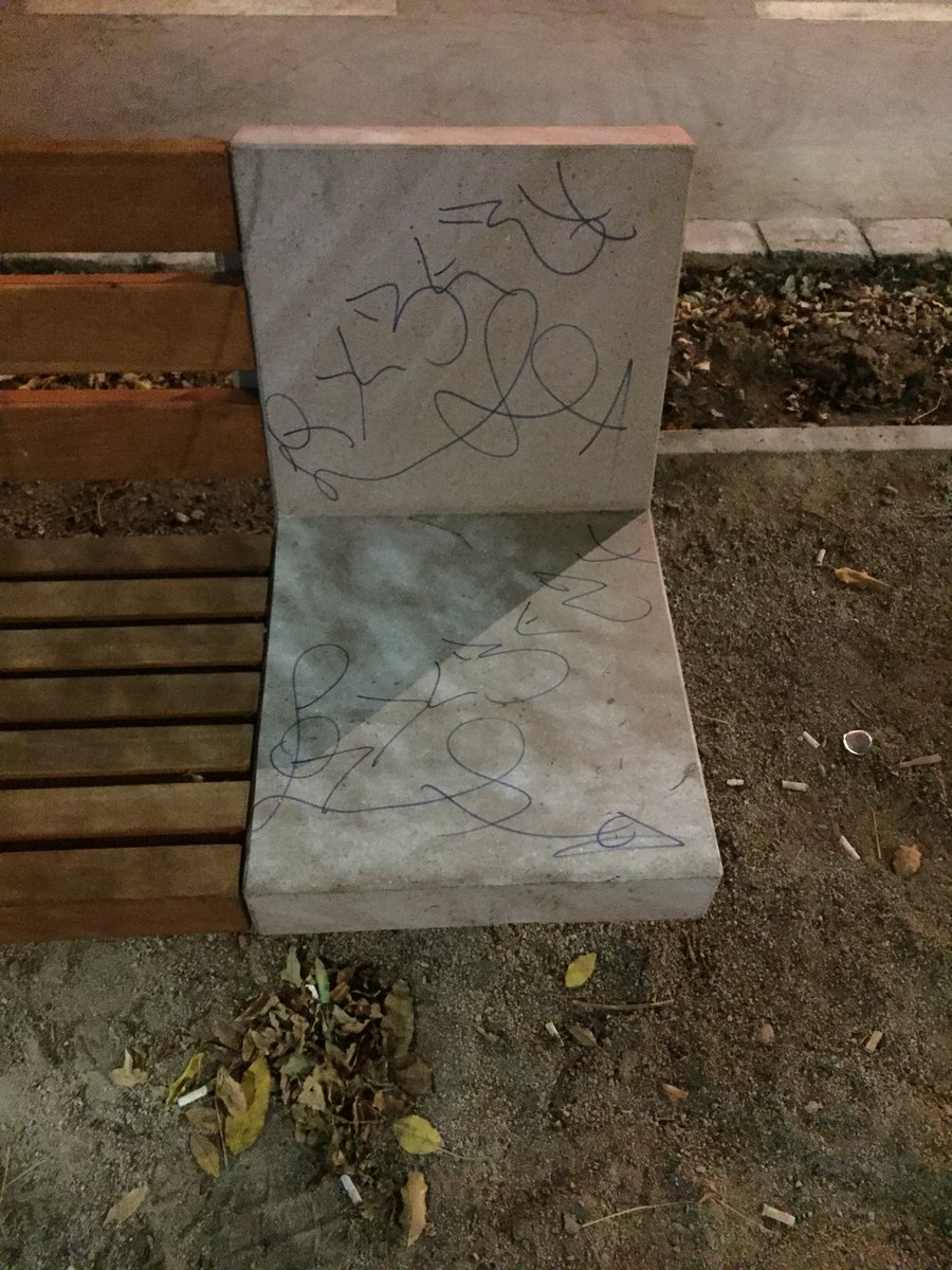 elmacanudito's tweet photo. Limpieza urgente @Muni_Recoleta en av Perú. No hay mantención para este parque recién terminado, quién se hace cargo @danieljadue https://t.co/UGP5uhNXCk