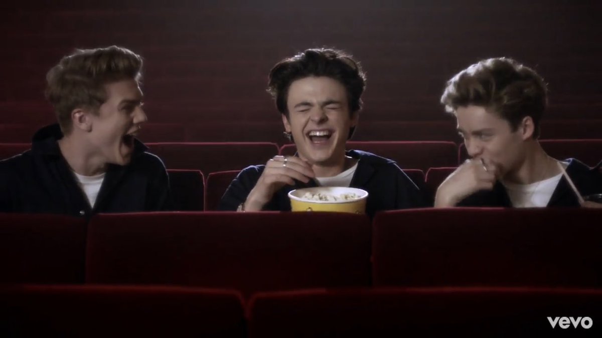 fixedonherron's tweet photo. IM WATCHING IT ON REPEAT !! 😍😊 #GoodDayMusicVideo #EarlyManMusicVideo https://t.co/ITeNNrM153