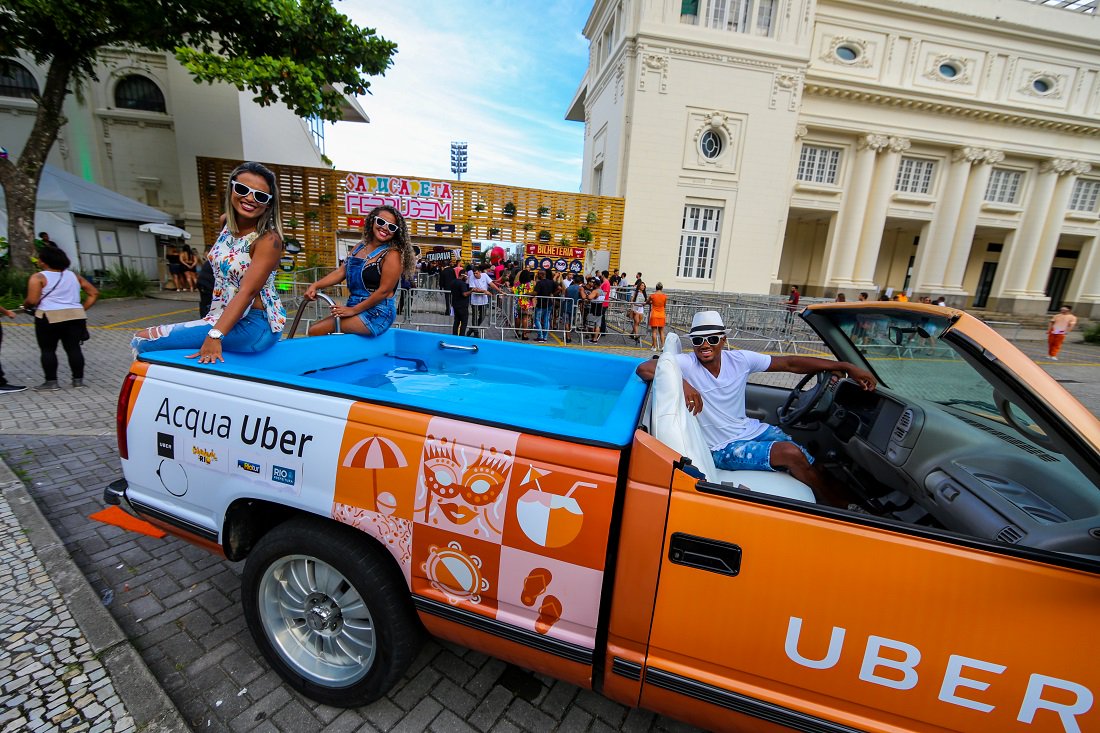 RED92cadadiamas's tweet photo. 🚕💦 Están en todo | En Río de Janeiro implementaron el servicio Acqua Uber para que los pasajeros viajen en ¡una pileta! 🇧🇷🤣 https://t.co/DHUD9Yh2iW