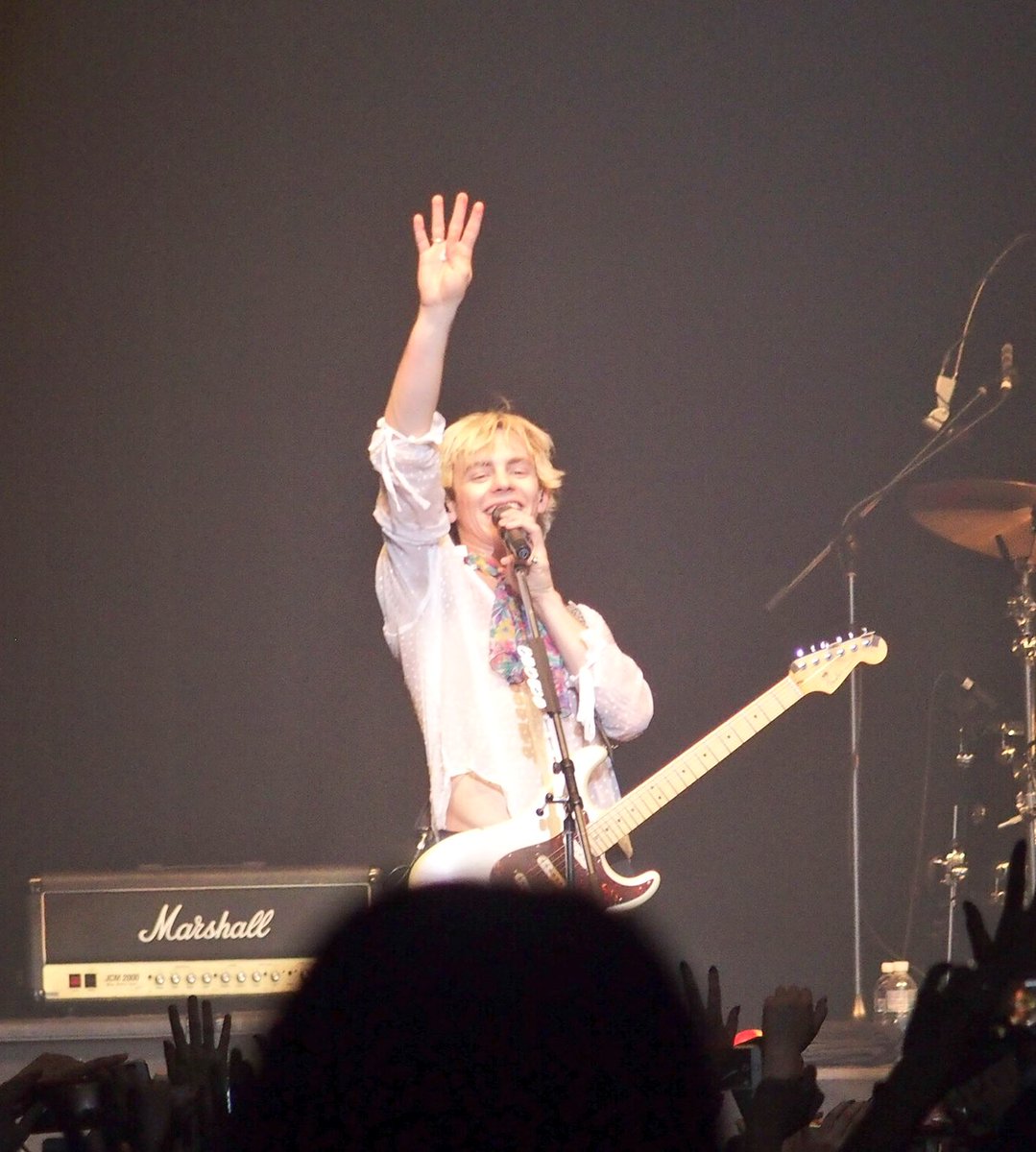 TeenMixjp's tweet photo. 【 #R5 東京公演】
「ミンナダイスキ！」「イチ、ニ、サン、シー」と日本語披露&amp;掛け声をしてくれたロス😍✨

R5はルックスはもちろん、音楽、演奏、歌唱力、そしてステージパフォーマンスもクオリティーが高く最高です🙌✨終始会場を飽きさせません🔥
#R5Japan #R5来日 @officialR5 https://t.co/lUtwIBkuEl
