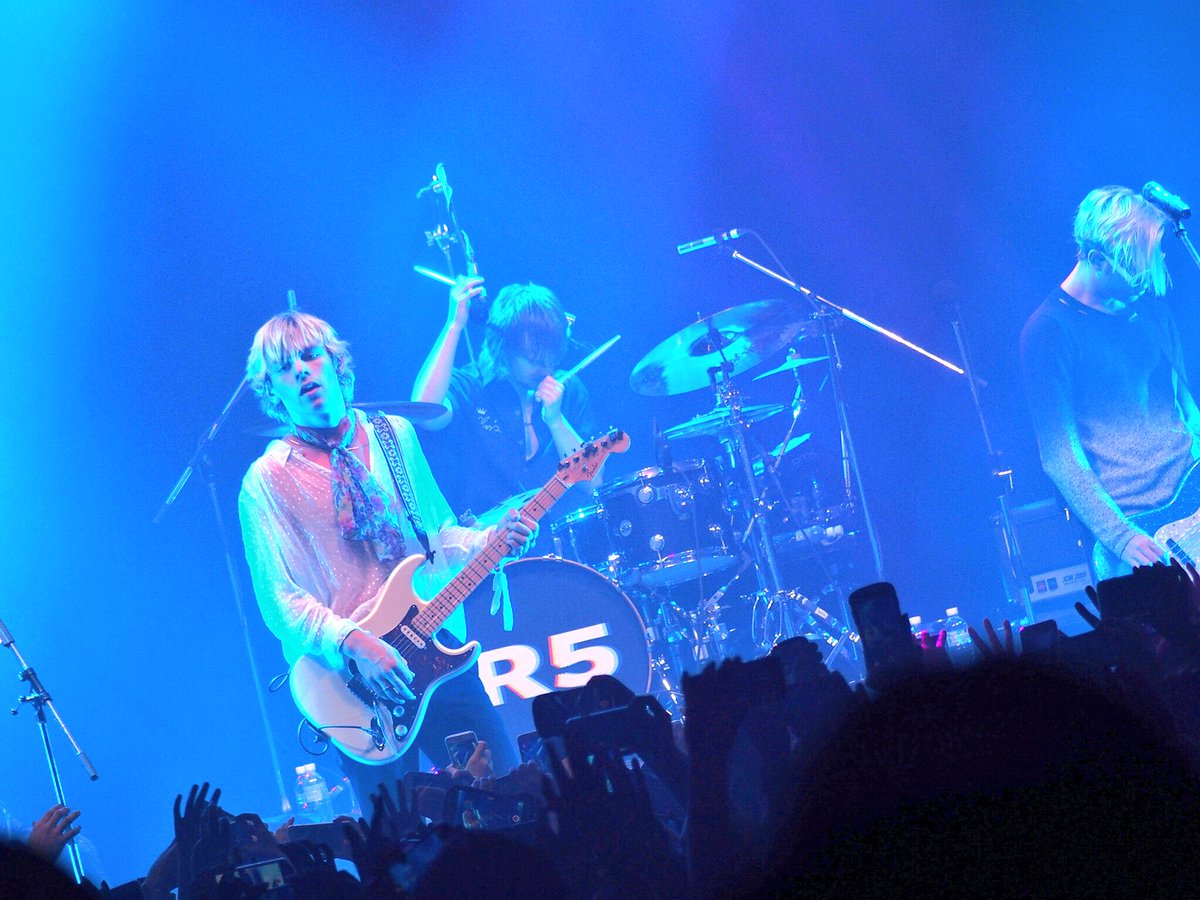 TeenMixjp's tweet photo. 【 #R5 東京公演】
「ミンナダイスキ！」「イチ、ニ、サン、シー」と日本語披露&amp;掛け声をしてくれたロス😍✨

R5はルックスはもちろん、音楽、演奏、歌唱力、そしてステージパフォーマンスもクオリティーが高く最高です🙌✨終始会場を飽きさせません🔥
#R5Japan #R5来日 @officialR5 https://t.co/lUtwIBkuEl