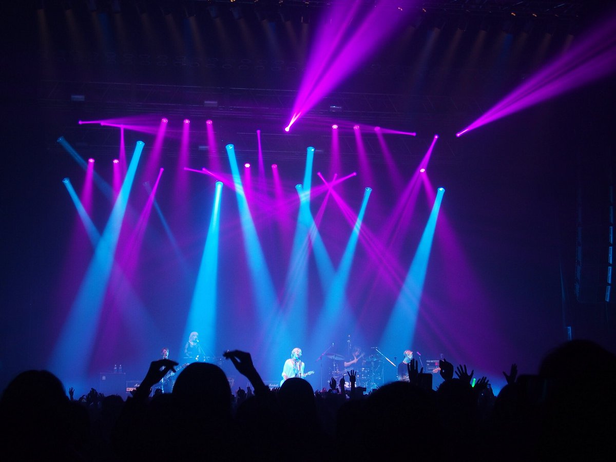 TeenMixjp's tweet photo. 【 #R5 東京公演】
「ミンナダイスキ！」「イチ、ニ、サン、シー」と日本語披露&amp;掛け声をしてくれたロス😍✨

R5はルックスはもちろん、音楽、演奏、歌唱力、そしてステージパフォーマンスもクオリティーが高く最高です🙌✨終始会場を飽きさせません🔥
#R5Japan #R5来日 @officialR5 https://t.co/lUtwIBkuEl