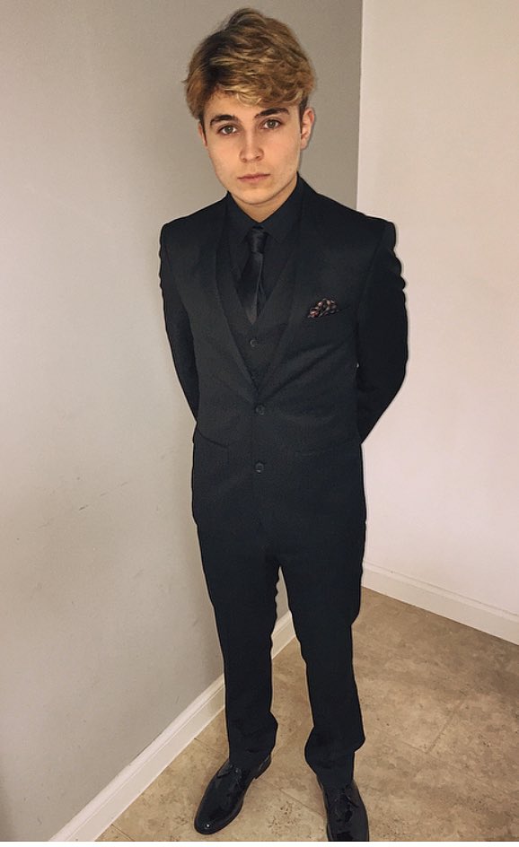 RoadTripTV's tweet photo. Today is  one of the biggest days of my life, I have to say goodbye to the man I loved and idolised  my hole life , my father, I will always hold you in my heart and I will make you proud, I love you dad❤️❤️- Brooklyn https://t.co/g49BTuBRlX