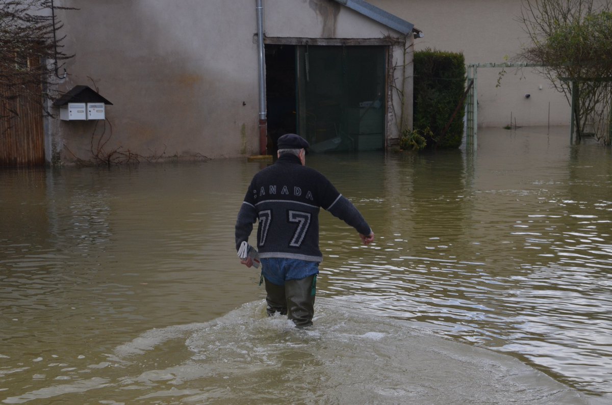 FontaineLionel1's tweet photo. Crues en #HauteMarne : à 11 h 30, 53 communes impactées, 24 routes fermées, 3,15 m - 3,25 m attendus à #Joinville  selon @Prefet52 . Photo prise à Brottes ce midi. https://t.co/9cgLIVN28r
