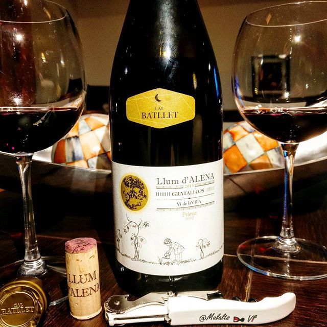malaltsdevi's tweet photo. Llum d'ALENA 2013 #Garnatxa 🍇 i #Carinyena 🍇 Vi de la VILA #Gratallops elaborat per @cal_batllet #CalBatllet 🍷🍇🍷 a la @doqpriorat #Priorat 🍇🍷🍇
.
LLum d'Alena és un homenatge a la petita de la família Ripoll, és el vi negre més jove del celler, t… https://t.co/P8Eu7qrznM https://t.co/pr3DWKtNR6