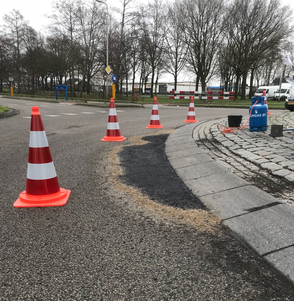 PaveRentNL's tweet photo. Onlangs door @PaveRentNL uitgevoerde thermoplastische asfaltreparatie op een rotonde in Coevorden. Mogelijke ongelukken en verdere schade zijn nu tijdig voorkomen. #asfaltreparatie https://t.co/7P5OynrC2j