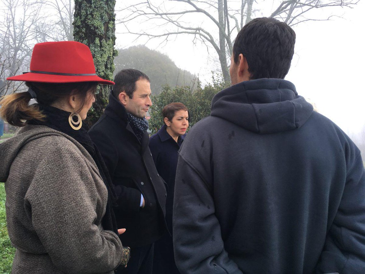 benoithamon's tweet photo. Rencontre ce matin avec les riverains de la distillerie de Saint-Genès-de-Lombaud en #Gironde. Pollution de l'air, des nappes phréatiques, pesticides, perturbateurs endocriniens... La proximité de l'usine soulève de vrais problèmes de #santé environnementale. https://t.co/dc89u6wo90