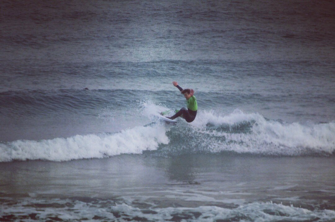 m1uraka1to's tweet photo. "JAPANSEA"🎌🎌🎌
Cold Water...☃️
Small Wave Session❄️
だいぶ水温下がってきて寒いですが
ブーツあればまだ全然行けますよ🔥🔥🔥
Tottri/Japan🦅
Phot By @NayuSutthy
#myusurfboards #juicewetsuits
#thaculturebrothers #tcbstore
#creaturesofleisure #freestylewatch
#bandelofficial https://t.co/arhXuB7ihB