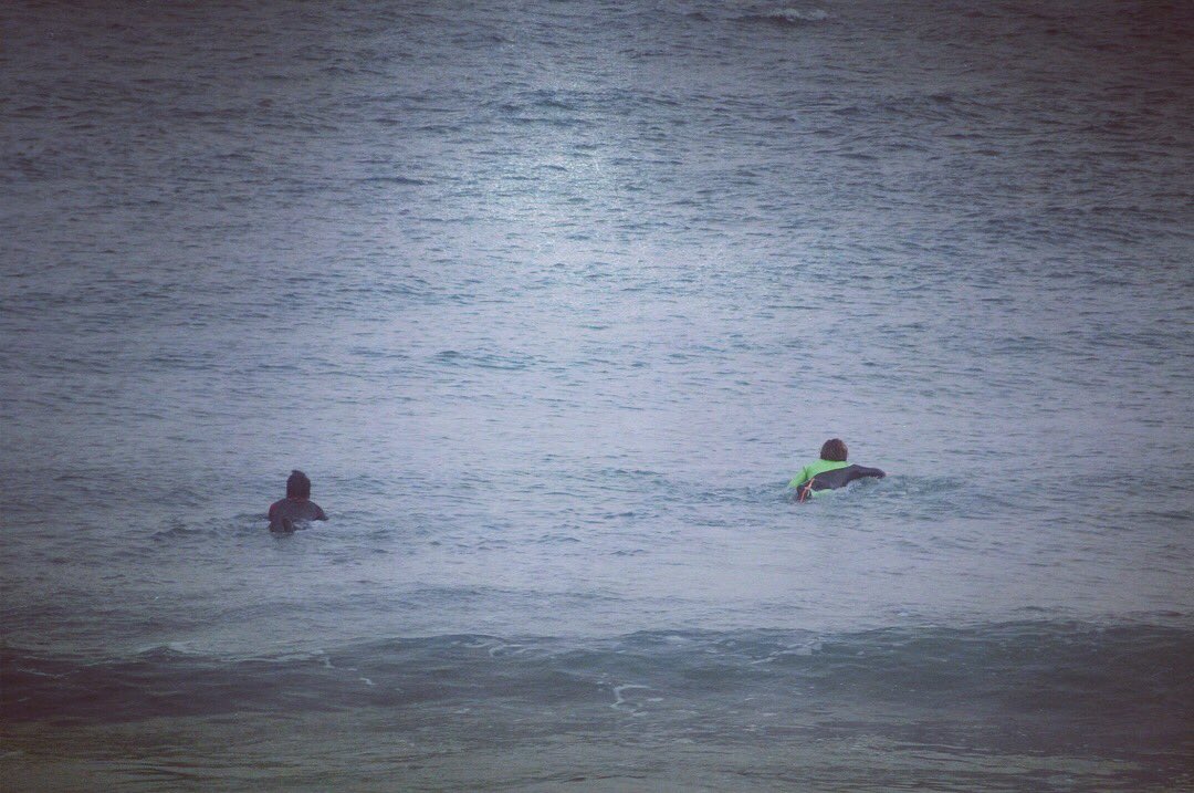 m1uraka1to's tweet photo. "JAPANSEA"🎌🎌🎌
Cold Water...☃️
Small Wave Session❄️
だいぶ水温下がってきて寒いですが
ブーツあればまだ全然行けますよ🔥🔥🔥
Tottri/Japan🦅
Phot By @NayuSutthy
#myusurfboards #juicewetsuits
#thaculturebrothers #tcbstore
#creaturesofleisure #freestylewatch
#bandelofficial https://t.co/arhXuB7ihB
